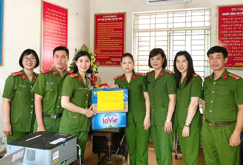 Hội phụ nữ Công an quận Lê Chân: Thăm, tặng quà hội viên thực hiện đợt cao điểm cấp CCCD gắn chíp điện tử